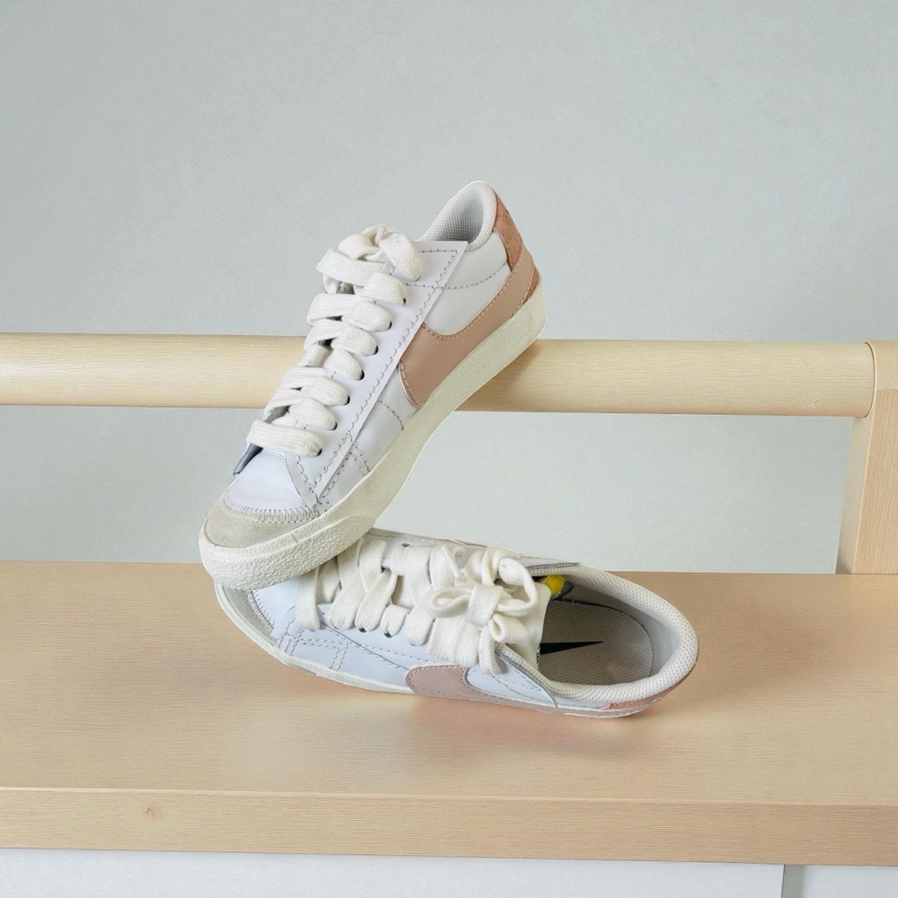 Nike Women’s sneaker. The Rosa Blanca in very clean condition.   Size 8.5